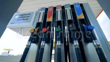 汽油泵在加油站燃料，加油站，汽油价格的概念。